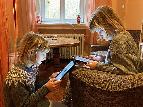 Zwei Kinder schauen auf Ihre Tablets
