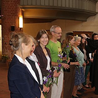 Lehrer und Lehrerinen der Schule werden in der Kirche gesegnet
