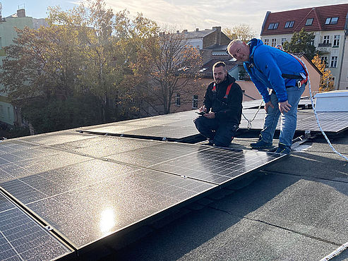 Patrick Meier und Torsten Wegener auf dem Dach des Gebäudes der Zentralen Dienste