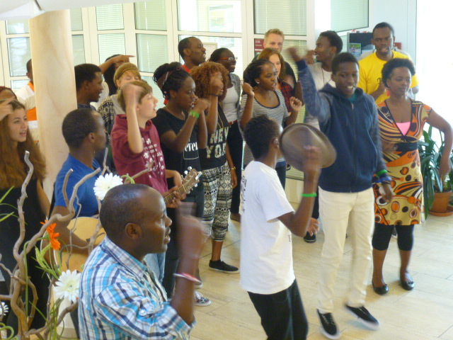 Seit 2005 gibt es einen regelmäßigen Austausch kenianischer und deutscher Jugendlicher, die sich jeweils im Sommer für drei Wochen treffen. In einem Probencamp erarbeiten sie ein musikalisches Programm, das sie dann in Konzerten in der Region Ostbrande