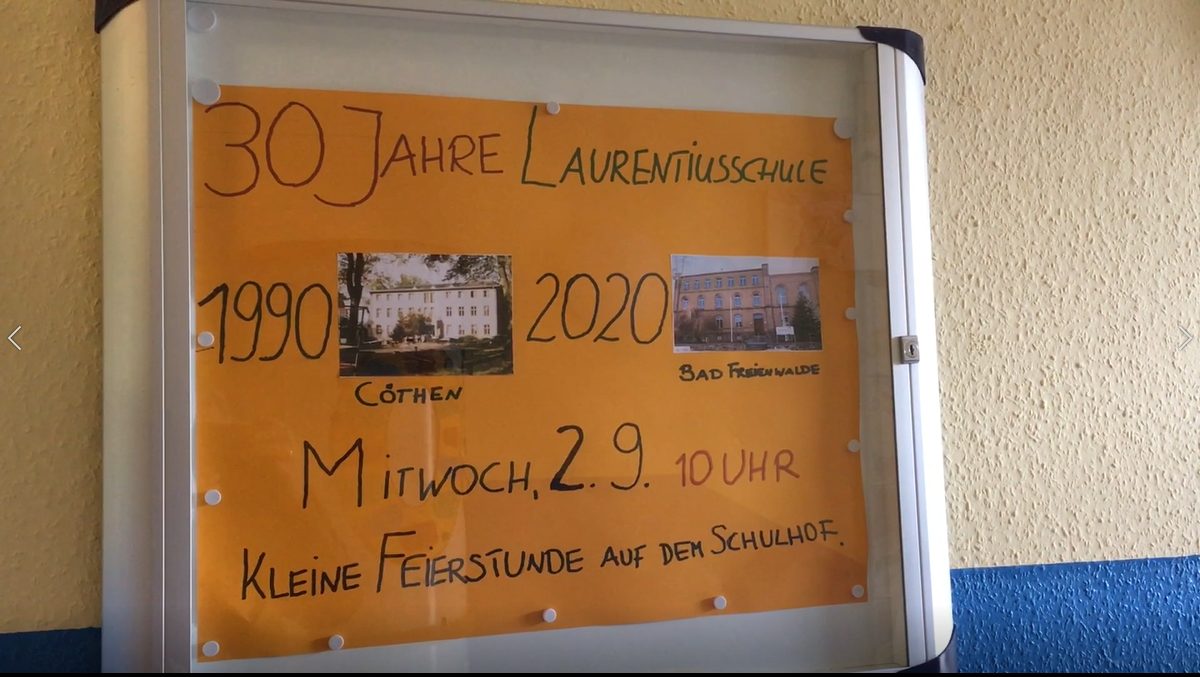 Schild in gelb mit Aufschrift 30 Jahre Laurentiusschule
