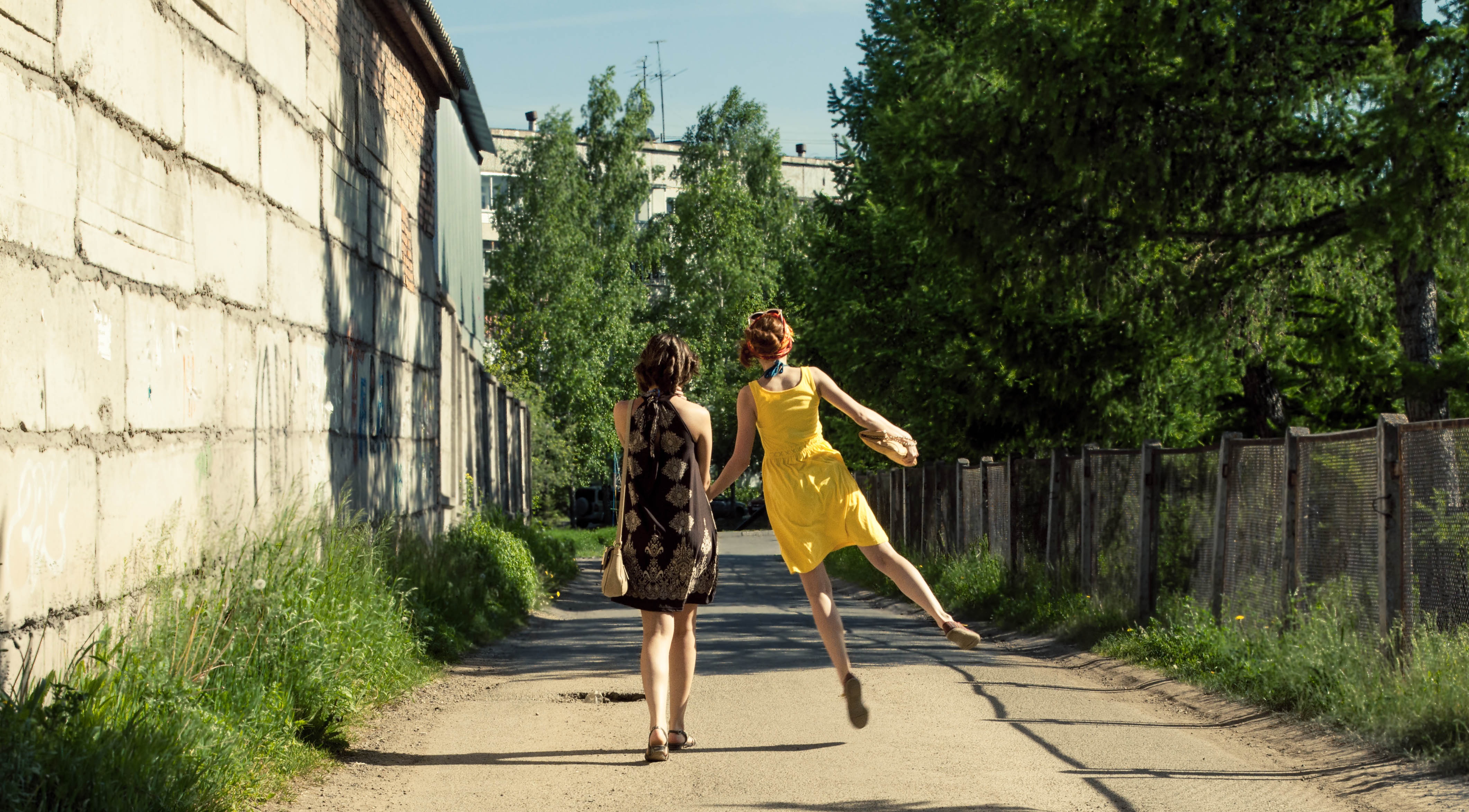 Springende Frauen, eine mit einem gelben Kleid