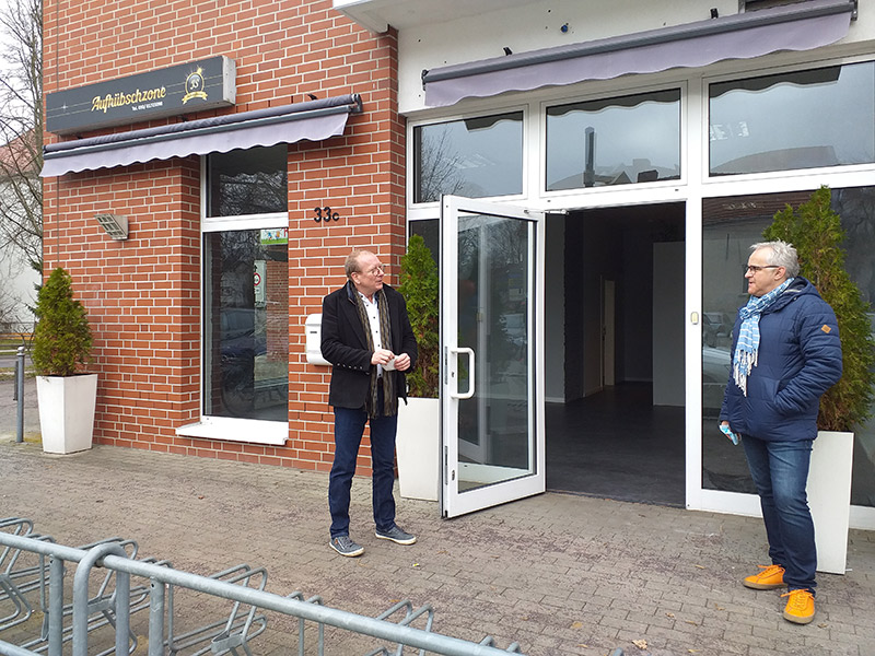 André Krell, Leiter des Stephanus-Hospizdienstes, und Frank Wappler vor dem neuen Standort in Karow.