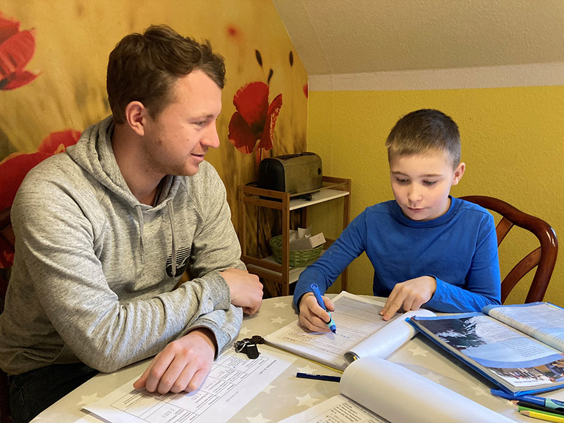Luca Milster begleitet einen Jungen beim Homeschooling