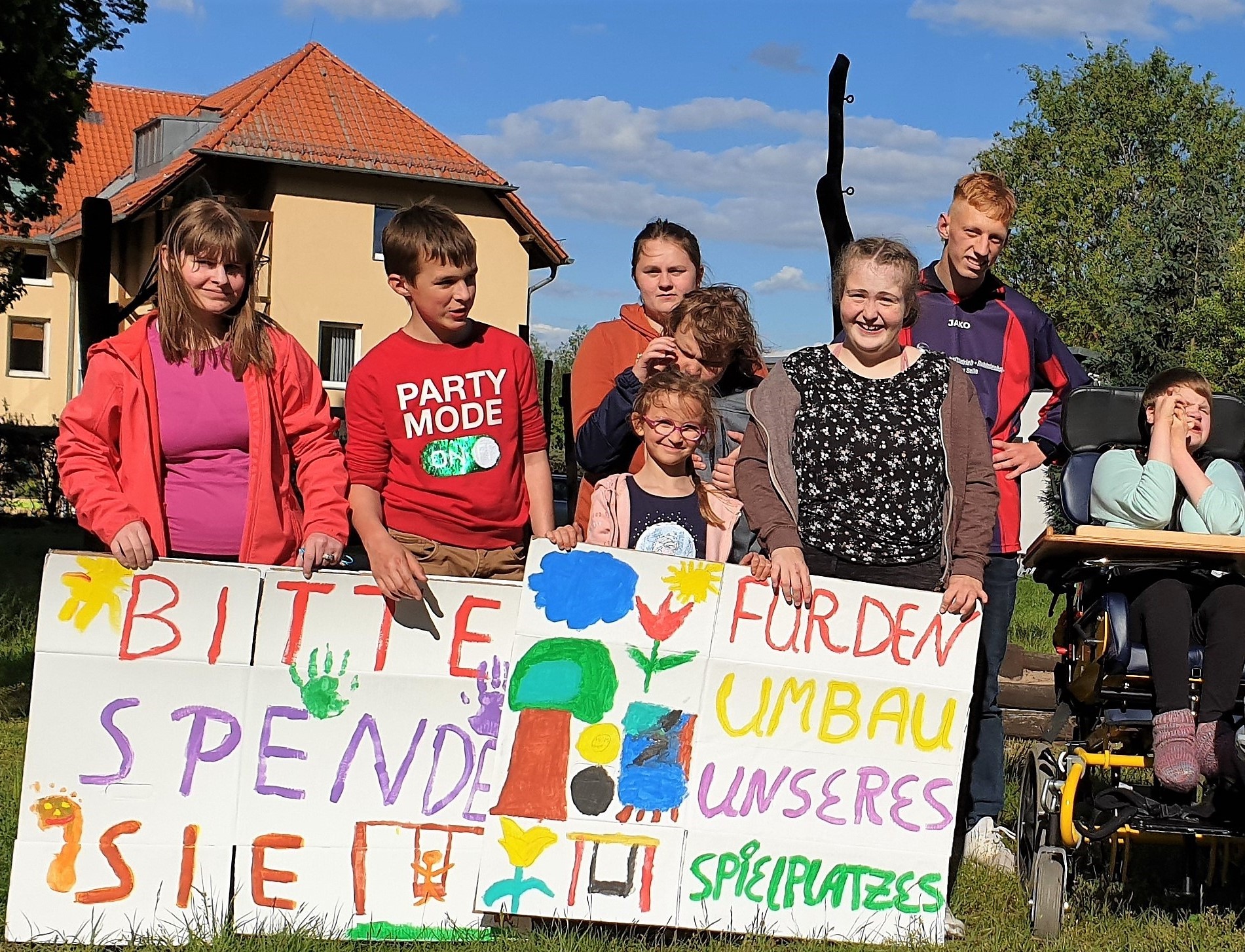 Kinder und Jugendliche aus dem Waldhaus mit Plakaten