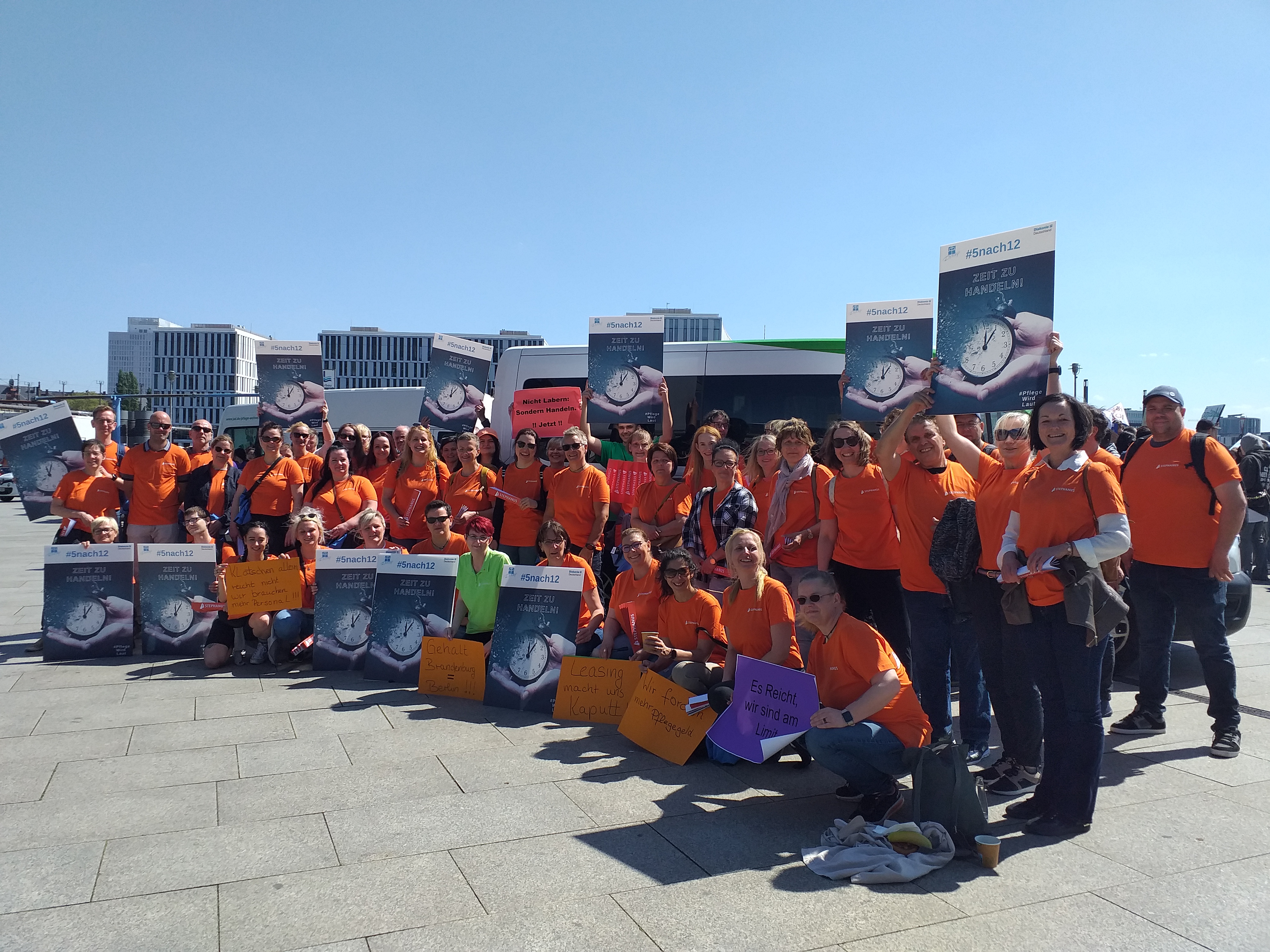 Rund 80 Mitarbeitende von Stephanus Wohnen und Pflege kamen zur Protest-Aktion am Hauptbahnhof