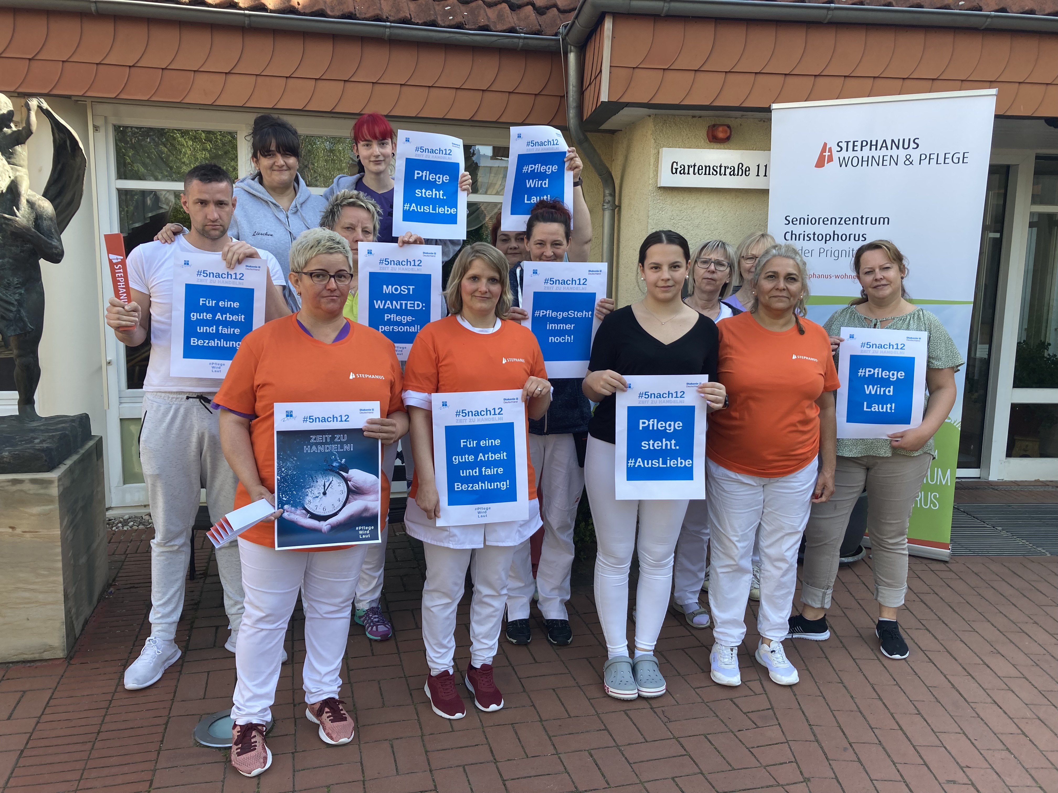Mitarbeitende des Seniorenzentrums Christophorus protestieren für bessere Arbeitsbedingungen in der Pflege 