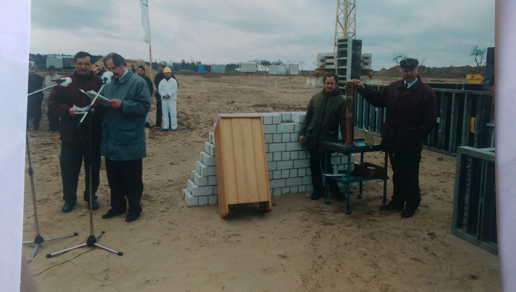 März 1995 - Beginn der Arbeiten für einen Werkstattneubau auf dem Waldhof Templin. Links am Mikrofon stehen Michael Unger und Wolfgang Kerner.