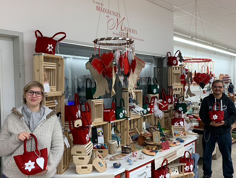 Jessica Goltz und Thomas Tuchel präsentieren die weihnachtlichen Geschenkartikel in der Stephanus Betriebsstätte Wittstock.