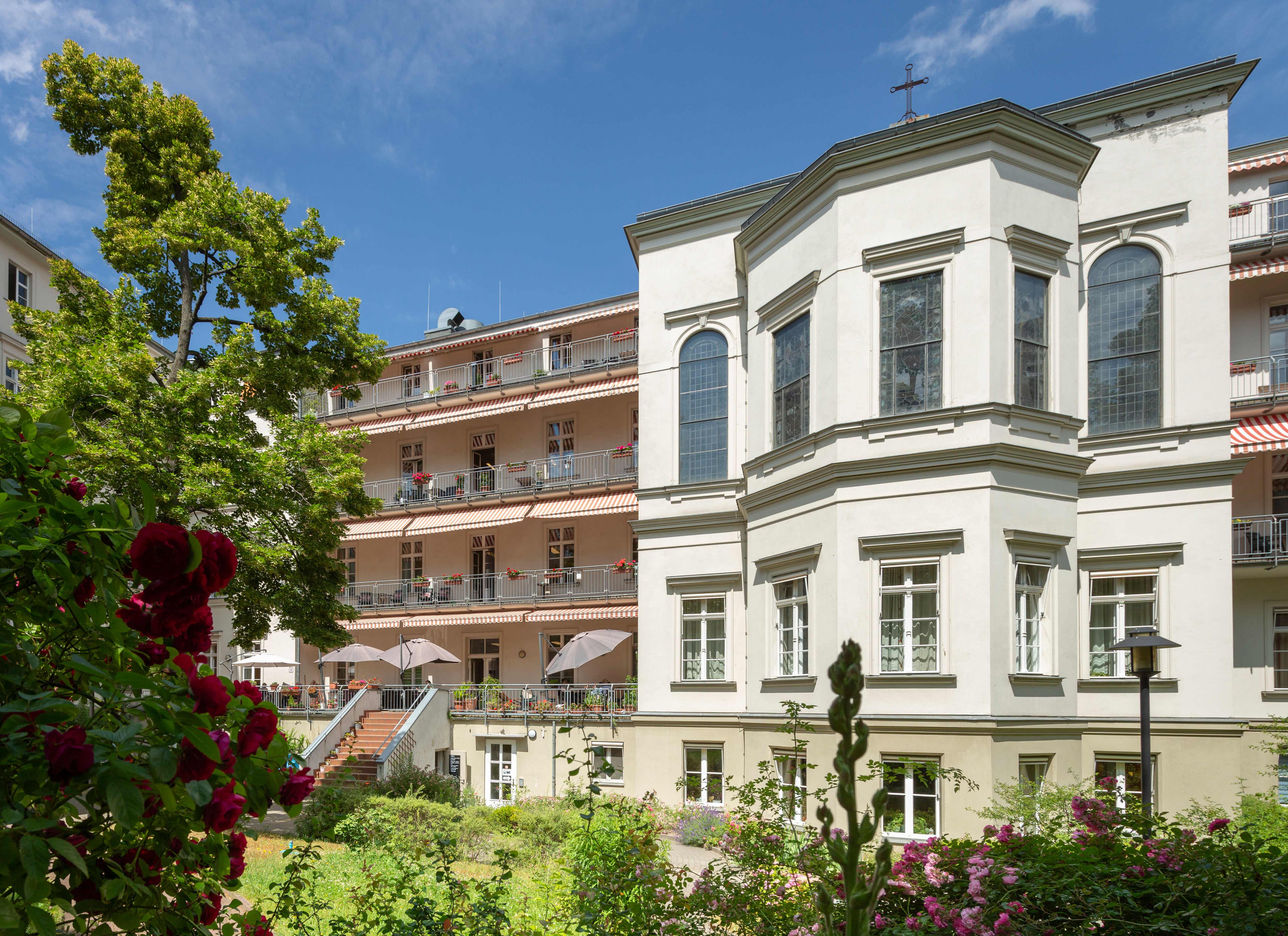 Ein sehr schönes weißes Haus mit einem grünen Innenhof