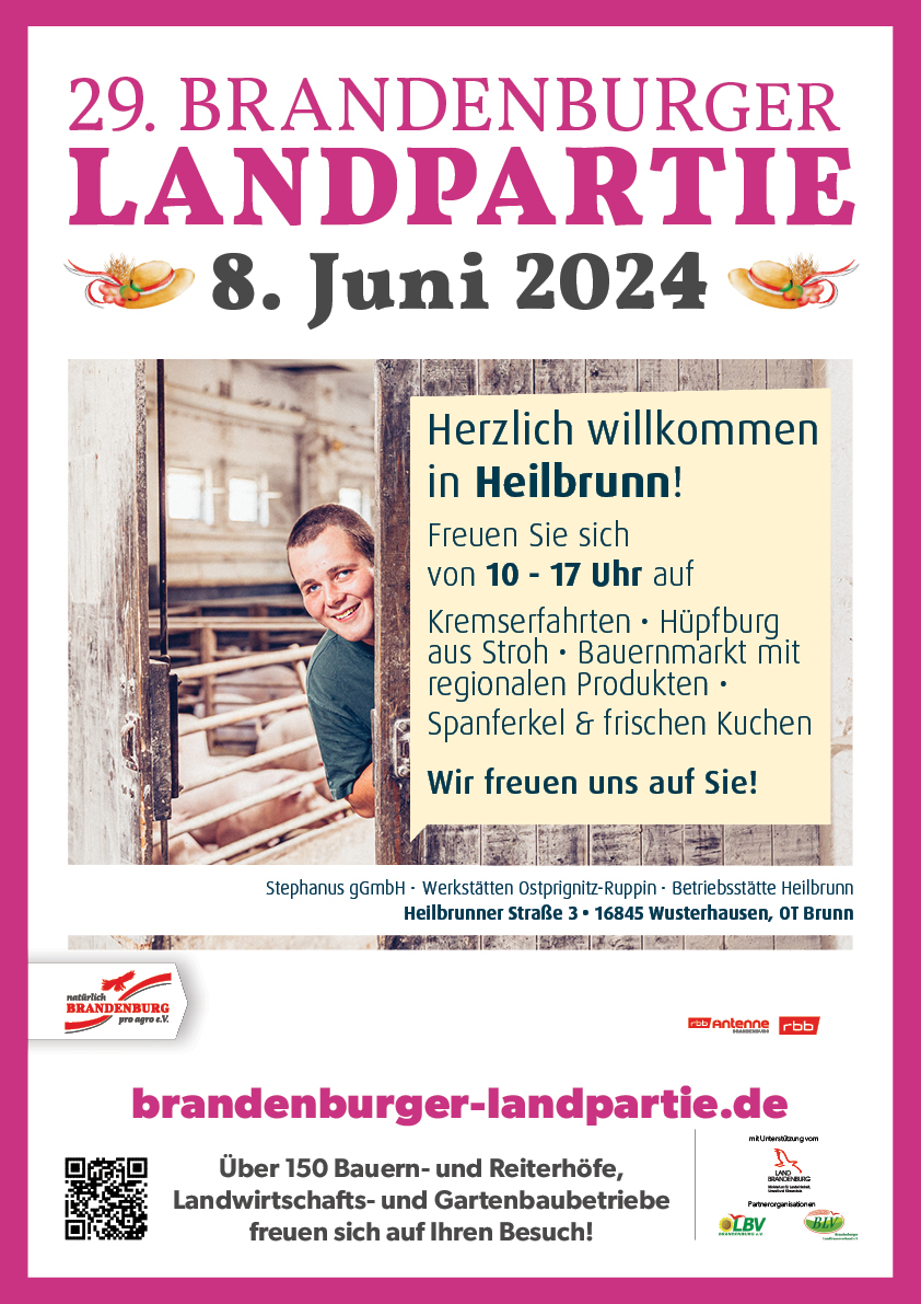 Plakat für die Landpartie. Ein Foto eines jungen Mannes, der hinter einer Stalltür lächelnd zur Kamera schaut. Im Hintergrund sieht man einen Schweinestall.