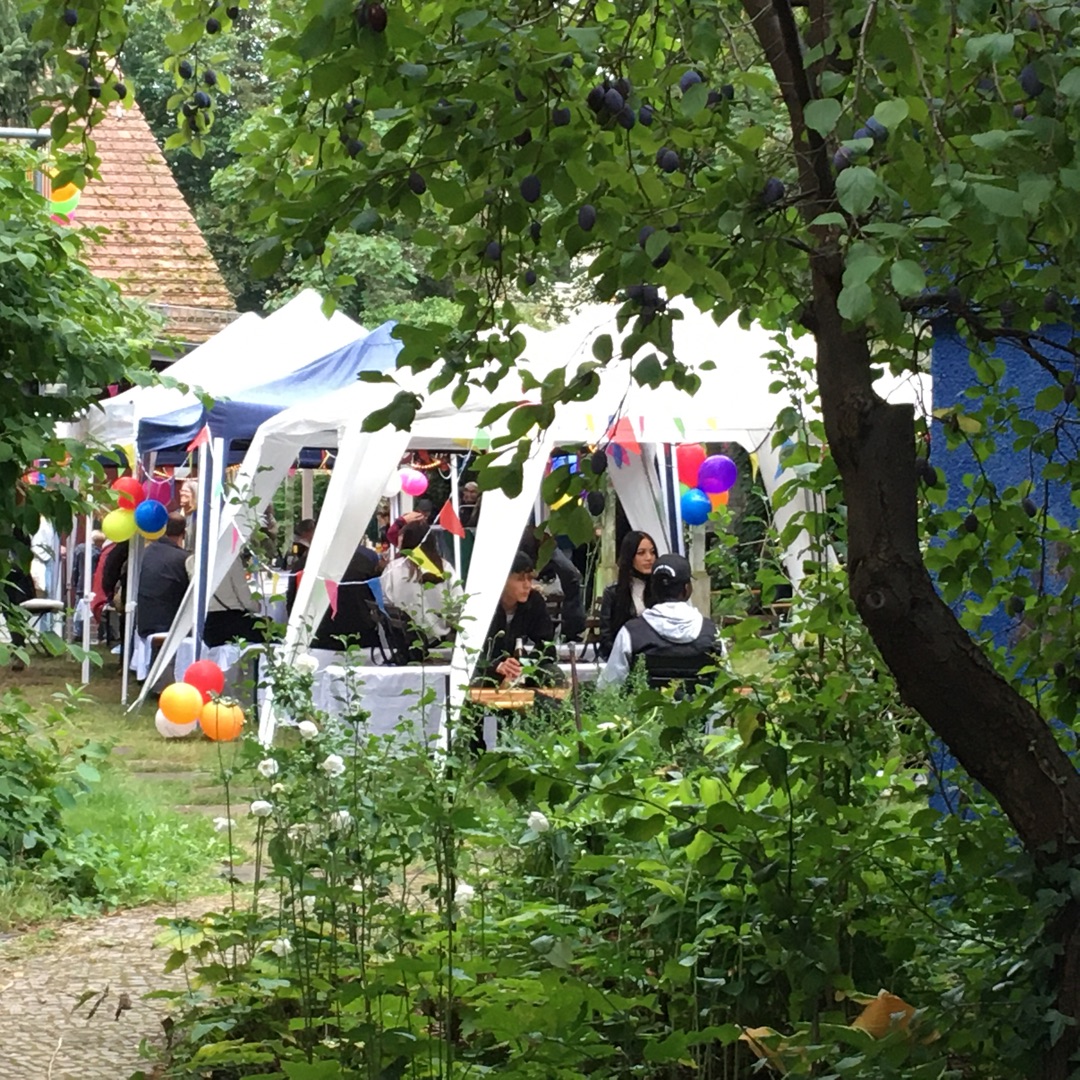 Garten des Oberlin-Seminars mit Festpavillons und Menschen
