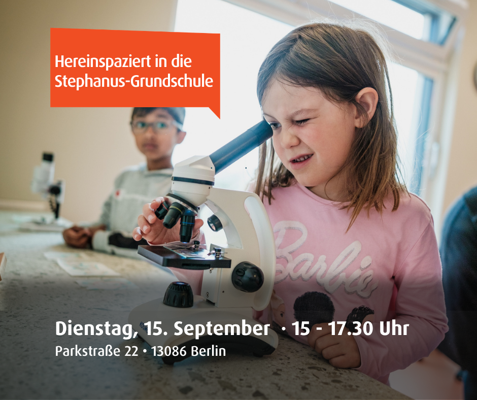 Mädchen schaut in Mikroskop. 