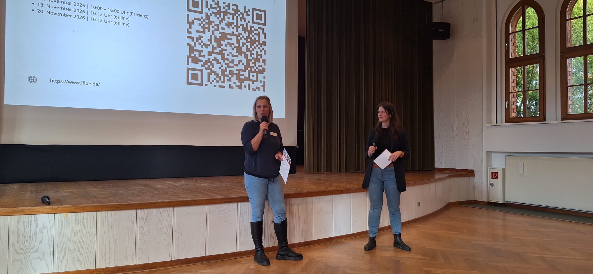 Stephanie Thiedig, Projekt "ferien-inklusiv" wirbt am Ende der Veranstaltung noch für eine kurzfristige Antragstellung