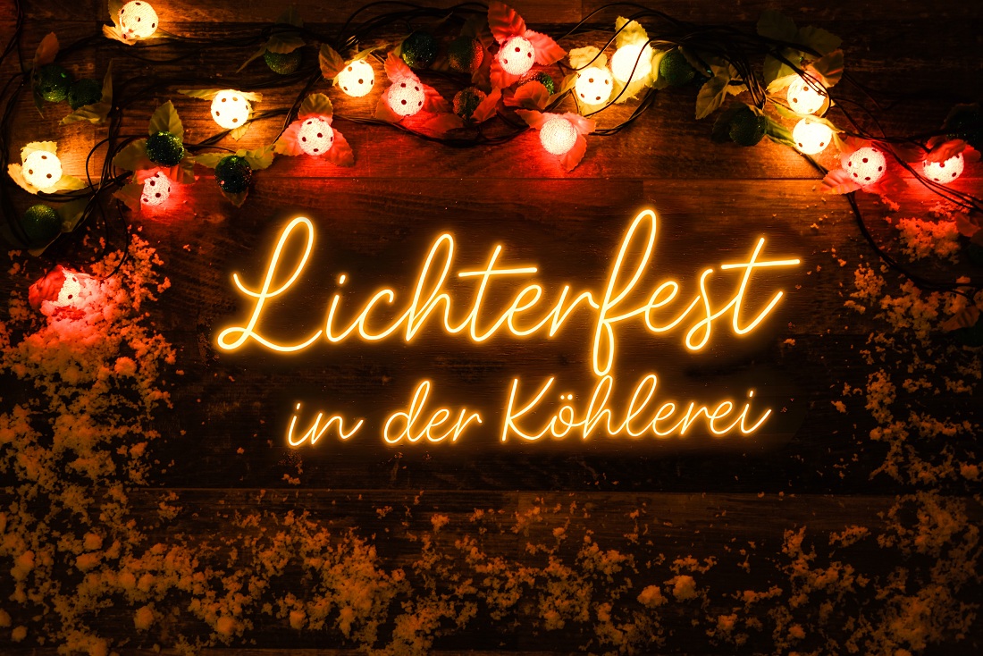 Eine leuchtende Schrift auf weihnachtlichem Hintergrund