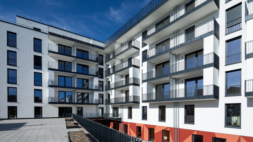 Das neue Gebäude von der großen Terrasse aus fotografiert.