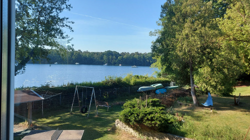 Blick aus dem Fenster auf Garten und See