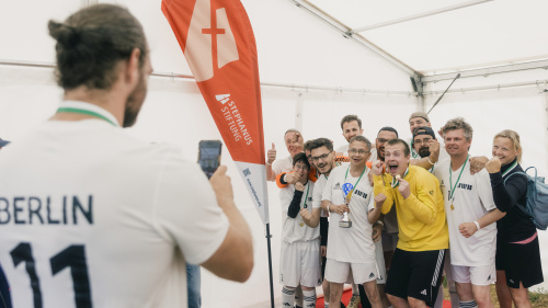 Fußballteam jubelt mit Pokal bei Stephanus-Stiftung Turnier