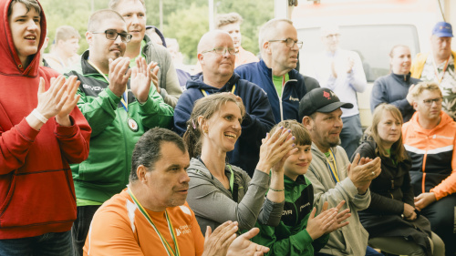 Zuschauer klatschen begeistert bei Sportevent der Stephanus Stiftung