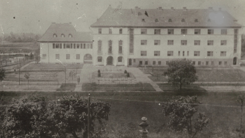 Ein altes schwarz-weiß Foto zeigt das Dorotheahaus 1926