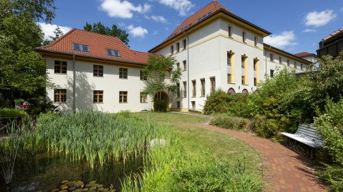 Das Dorotheahaus liegt in einem sonnigen, grünen Park.