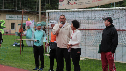 Der ehemalige Bobsportler Kevin Kuske stellt sich vor, er hat ein Mikrofon in der Hand.