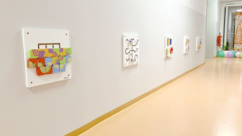 Ein Flur im Kindergarten mit selbstgemalten Bildern an der Wand
