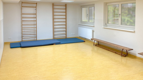 Ein Sportraum in der Kita mit Matten und Kletterwänden