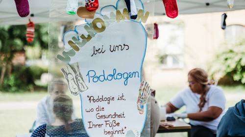 Informationsstand zur Fußgesundheit und Podologie bei einer Veranstaltung.
