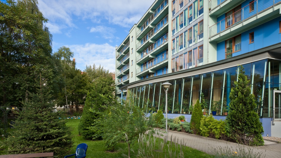 Ein Blick von oben auf das schöne Gebäude mit einem Wintergarten und einem grünen Außenbereich