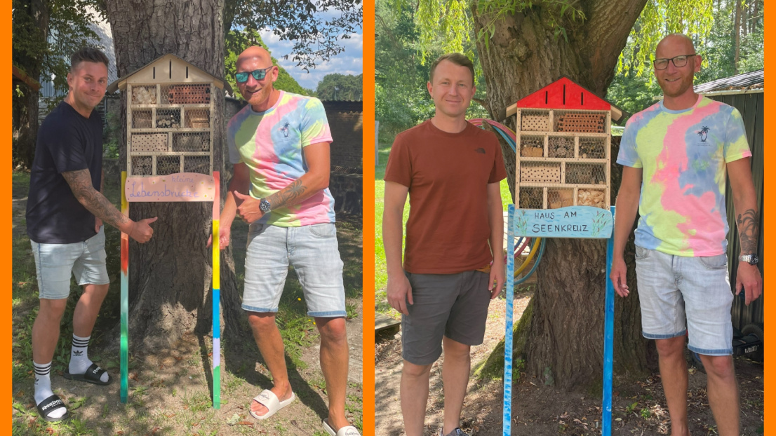 Ein Team präsentiert stolz und freundlich lächelnd zwei selbst gebaute Insektenhotels