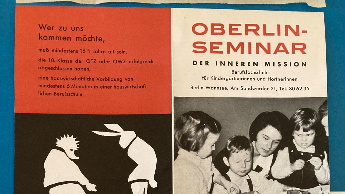 Ein sichtbar alter Flyer über das Angebot des Oberlin-Seminars, schätzungsweise aus den 1960er-70er Jahren