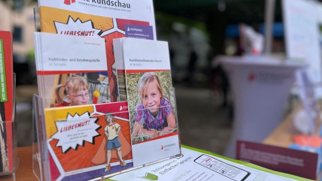 Werbematerial und Flyer der Stephanus-Stiftung auf dem tisch eines Aktionsstands.