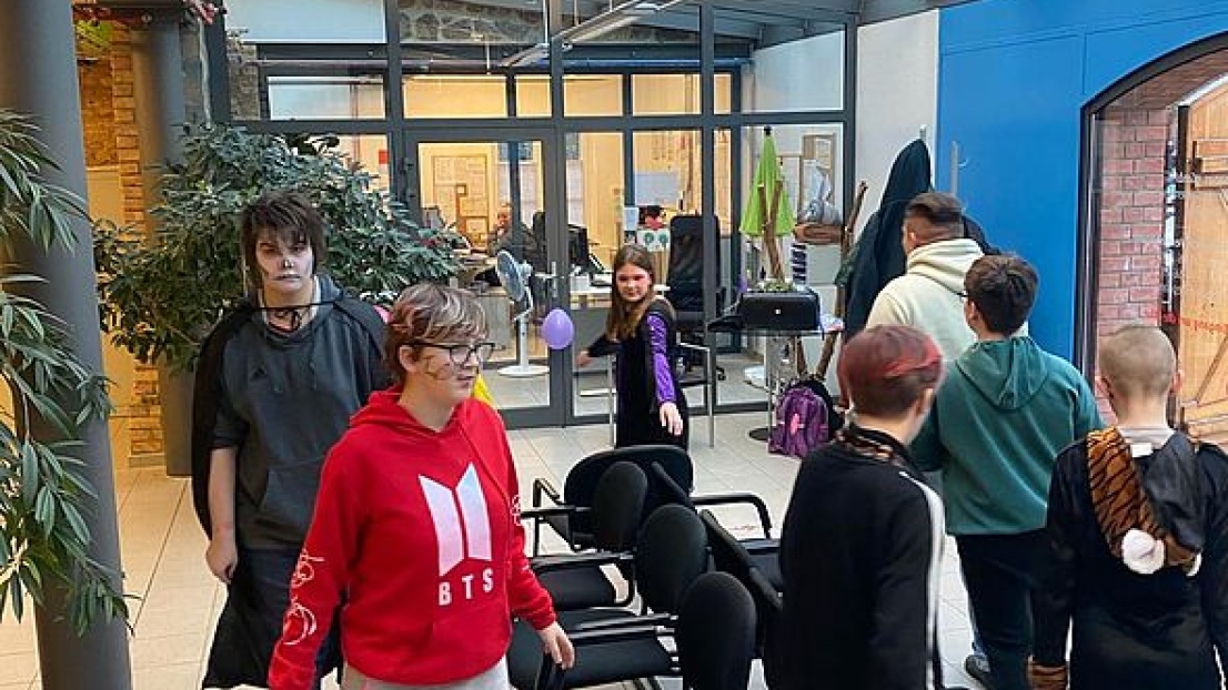 Verkleidete Kinder spielen "Die Reise nach Jerusalem" und laufen um einen Stuhlkreis