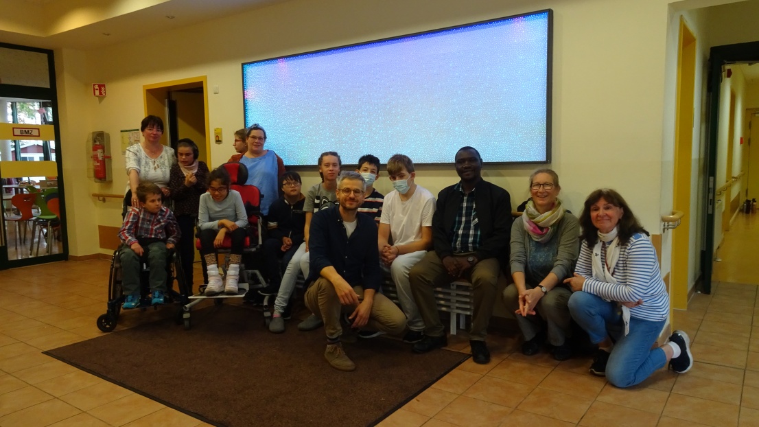 Gruppenbild von Roland Mulondo und einigen Schülerinnen und Schülern, der Schulleiterin und Lehrer*innen.