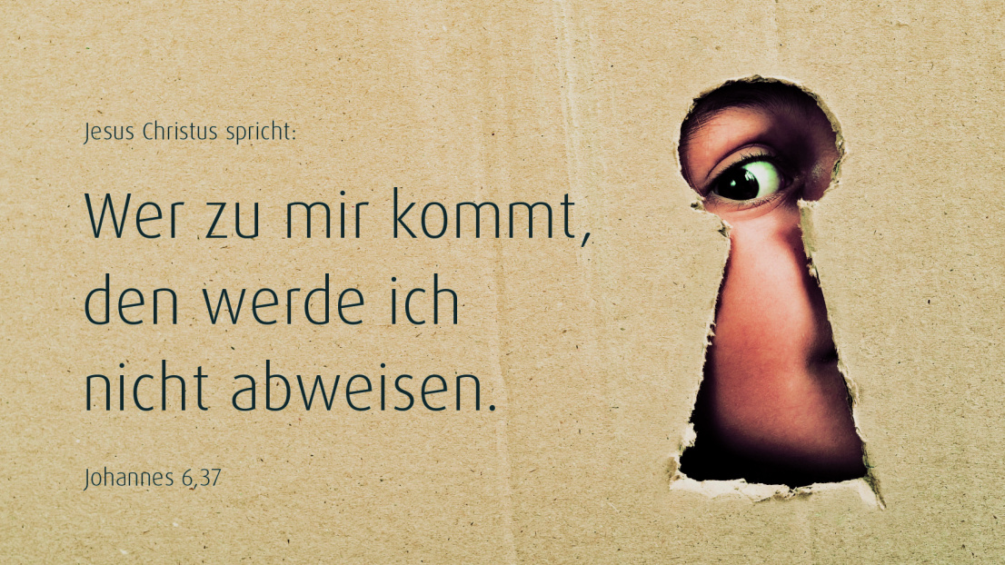 Auf dem Karton ist ein großes Loch für das Türschloss ausgeschnitten. Ein Auge schaut durch.