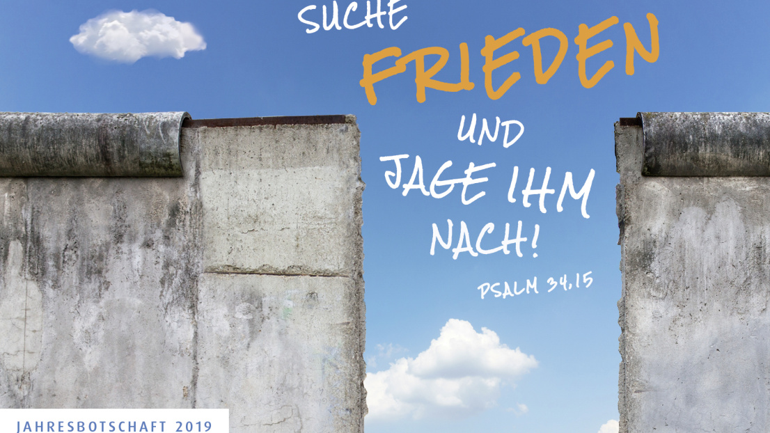 Ein getrenntes Betonmauer zwischen dem die Worte stehen: "Suche Frieden und jage ihm nach!"