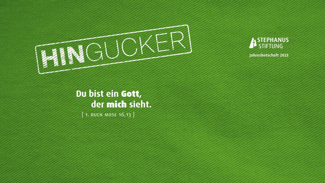 Auf grünem Textiluntergrund steht die Jahreslösung 2023 der Stephanus-Stiftung "Hingucker".