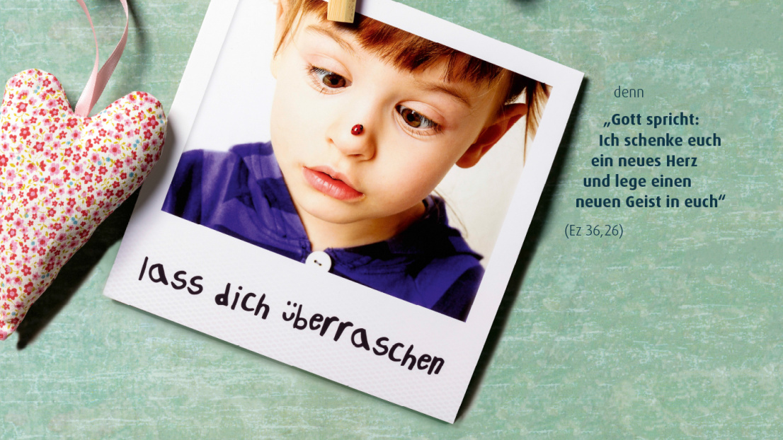 An der Wäscheleine hängt ein Kinderfoto: Ein Marienkäfer sitzt auf der Nase, das Kind schaut hin.
