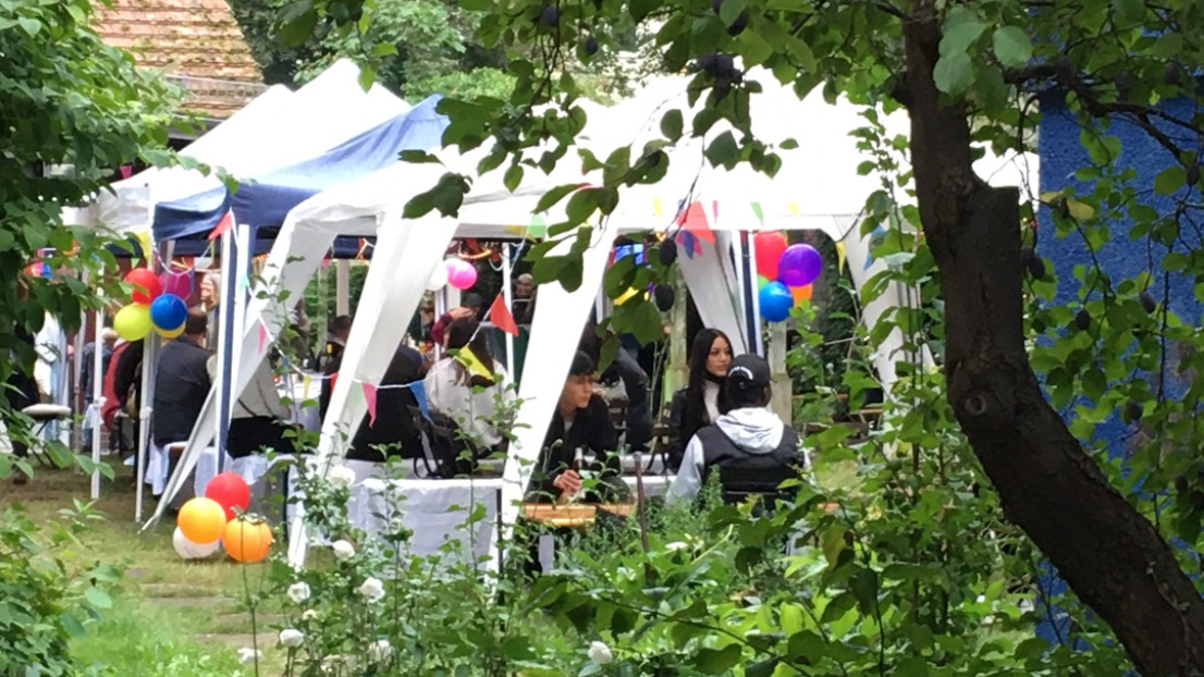 Garten des Oberlin-Seminars mit Festpavillons und Menschen