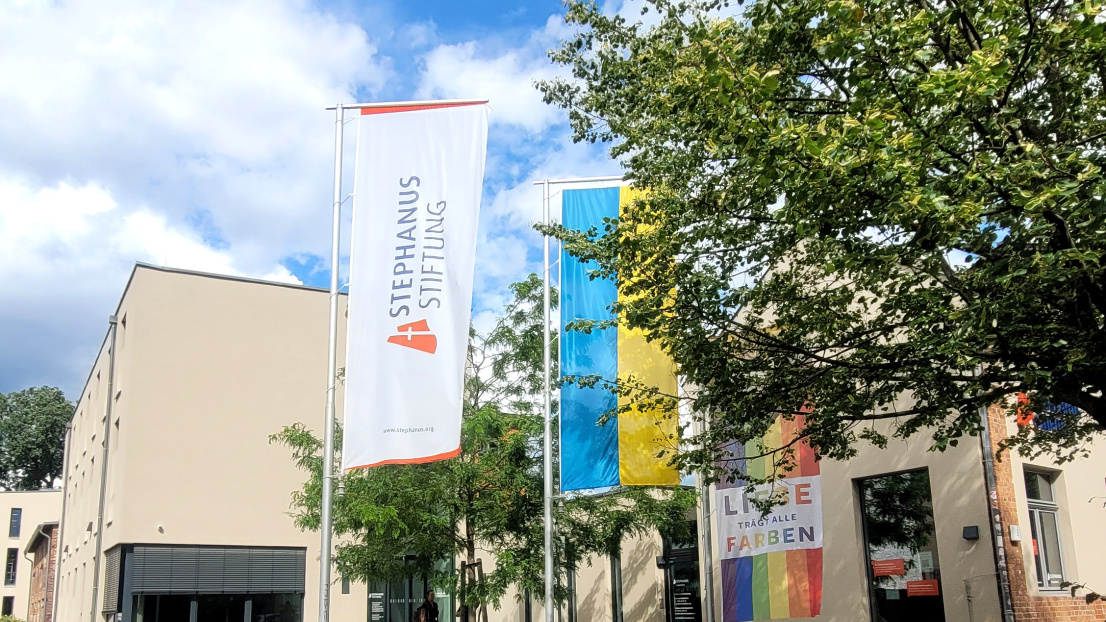 Fahne vor der Stephanus-Verwaltung auf Halbmast.