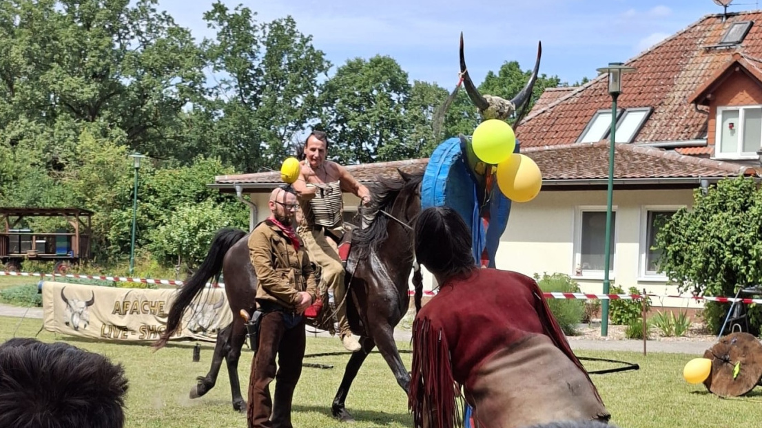 Eine Wildwest-Show mit Pferd