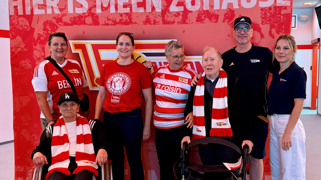 Fans in Rollstuhl und mit Rollator bei FC Union Berlin
