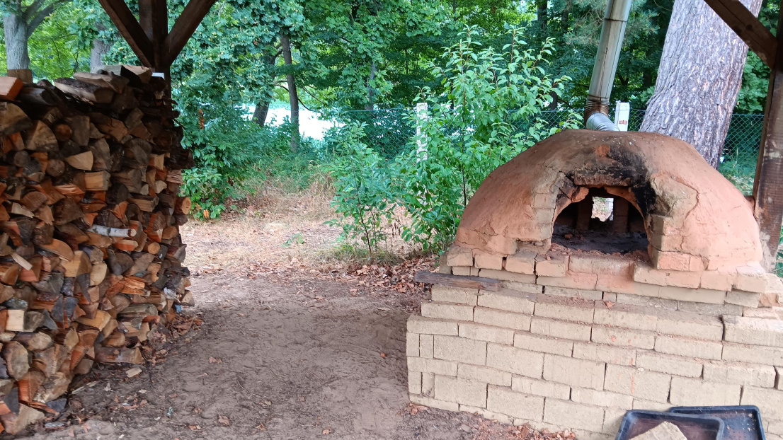 Alter selbst gebauter Pizzaofen