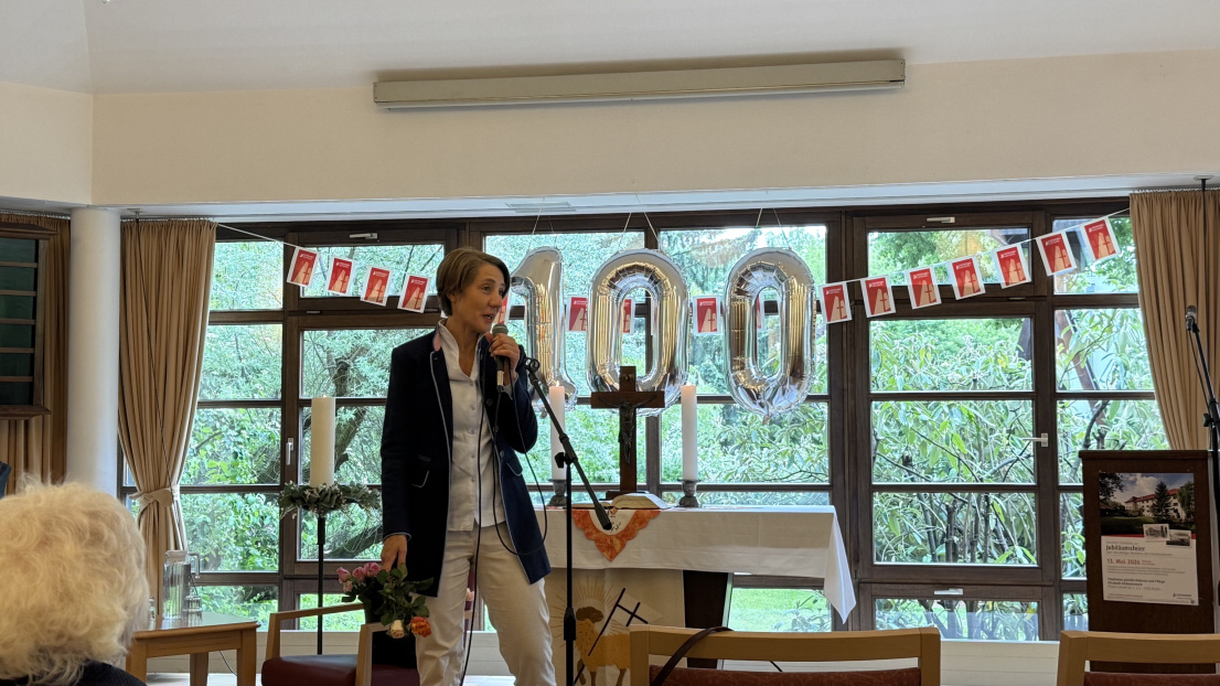 Die Vorstandsvorsitzende Dr. Ellen Ueberschär hält eine Festrede im Calvinsaal.