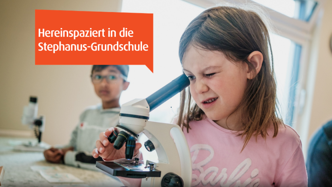 Mädchen schaut in Mikroskop.