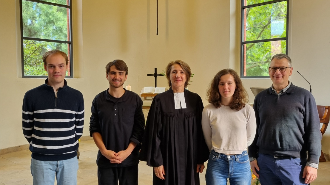 Pfarrerin mit drei jungen Freiwilligen beim Entsendungsgottesdienst in der Kirche