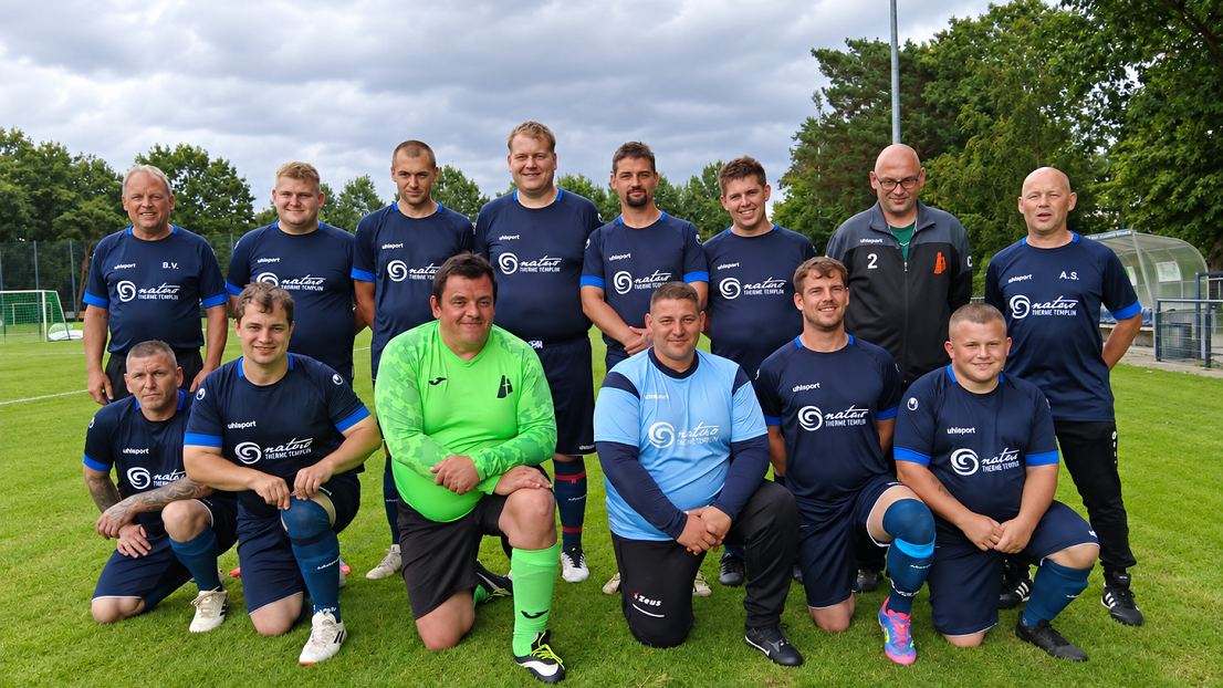 Das Fußballteam der Stephanus-Werkstätten Templin präsentiert sich stolz.