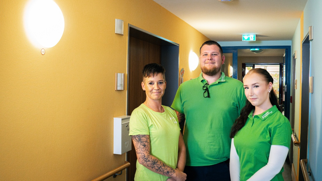 Zwei Kolleginnen und ein Kollege in grünen Shirts von Stephanus Mobil