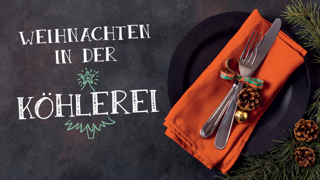Auf einem schwarzen Tisch liegt eine rote Serviette mit weihnachtlich dekoriertem Besteck.